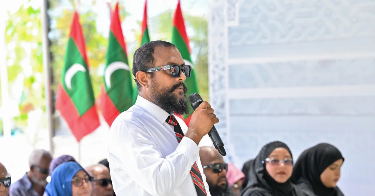 ރަކީދޫ ކައުންސިލުގެ ވަގުތީ އެސްޖީއަކަށް ހުރި ހުސައިން މުއާޒު: އޭނާއަކީ މިހާރު އެ ކައުންސިލުގައި ވަޒީފާ އަދާކުރާ މުވައްޒަފެއް ނޫން --- ފޮޓޯ: ރައީސް އޮފީސް