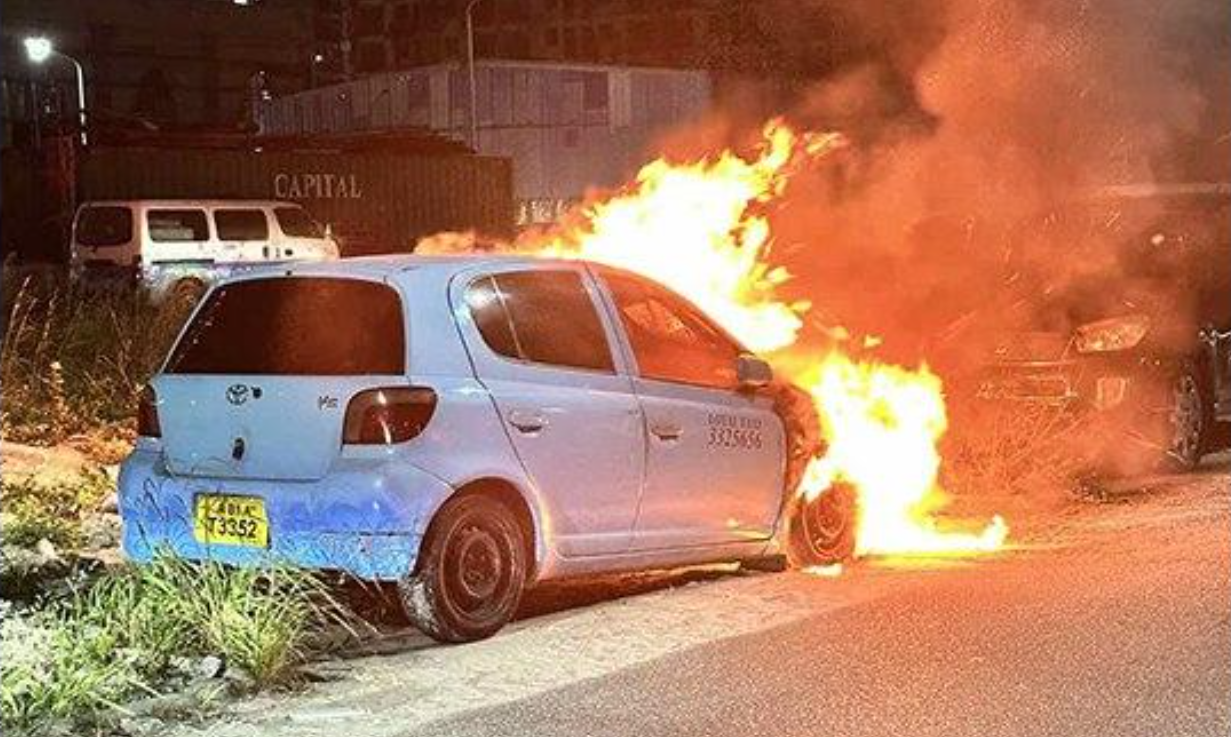 ހުޅުމާލޭގައި ޕާކް ކޮށްފައި އޮތް ޓެކްސީއެއްގައި ރޯވެއްޖެ