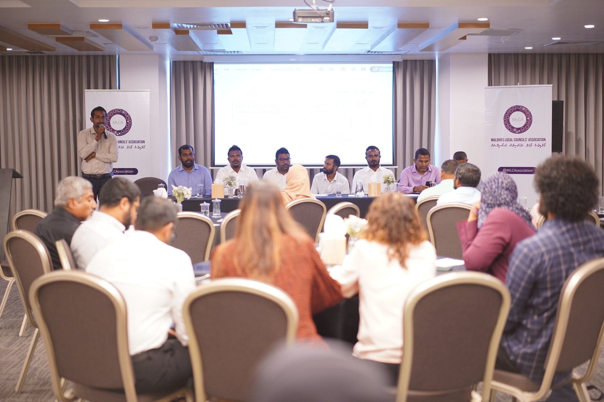 ލާމަރުކަޒީ އިސްލާހު އަނބުރާ ގެންދަން ގޮވާލައިފި 
