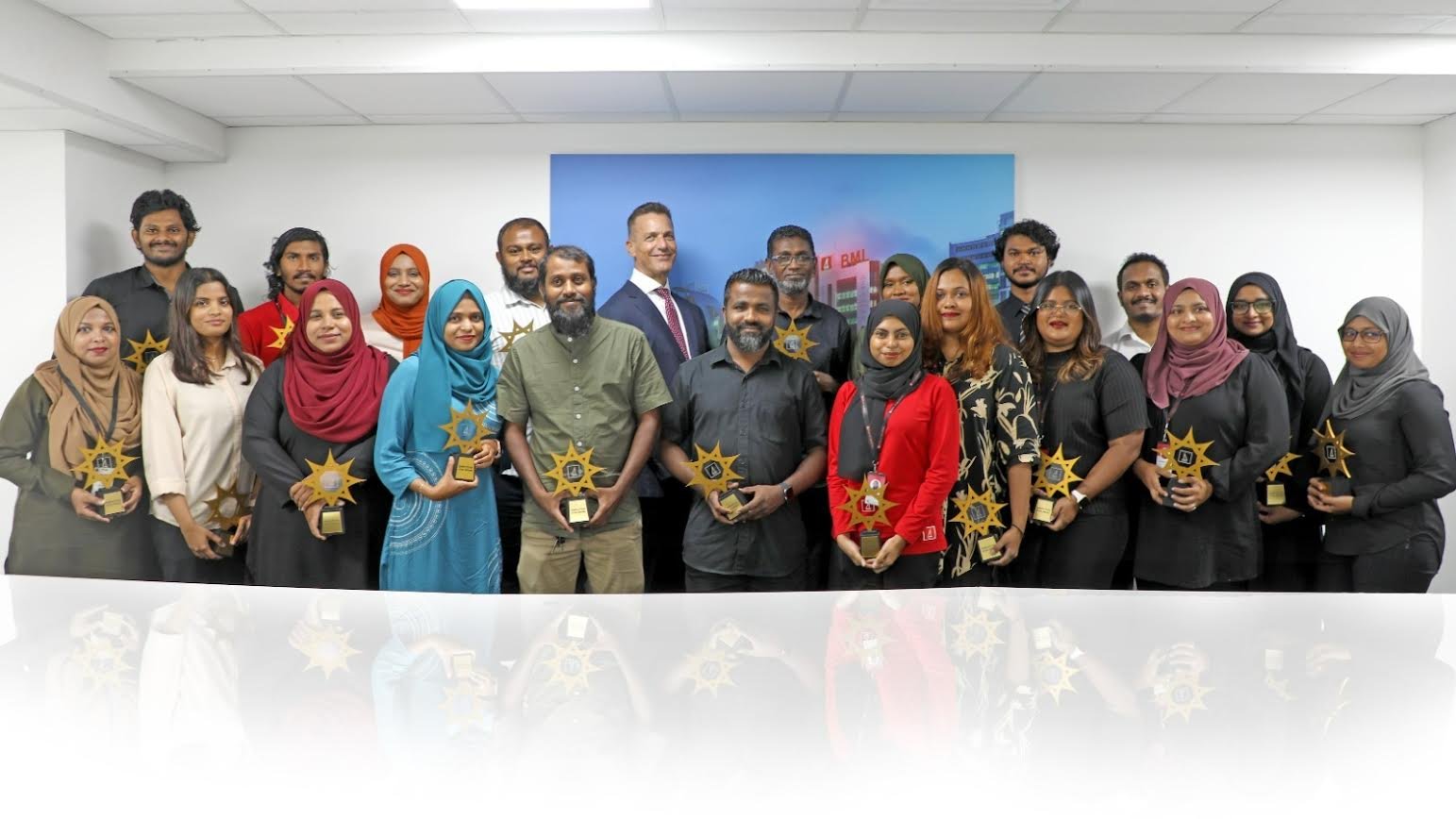 ބީއެމްއެލްގެ މުވައްޒަފުންގެ އަގުވަޒަންކޮށް "ސްޓާ އެވޯޑު" ދީފި