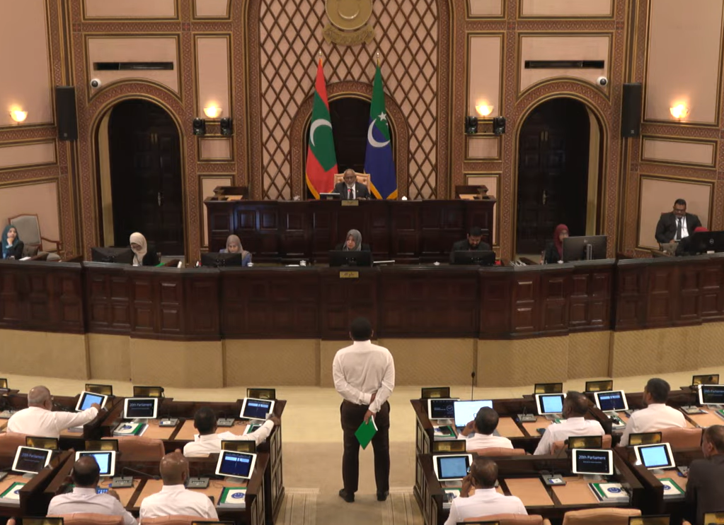މައުރޫފްގެ ނަން އިއްވައި މަޖިލިސް ތަޅުމުން ނެރެފި
