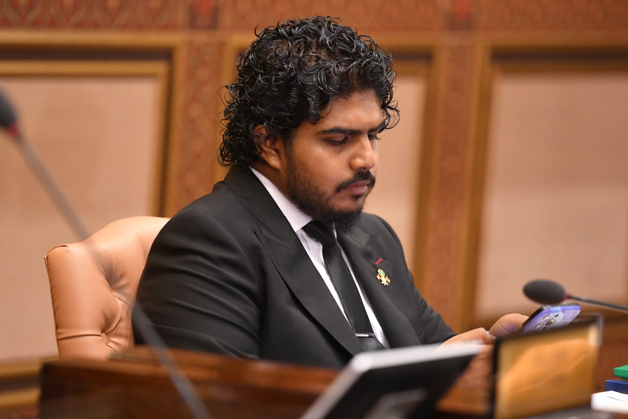 އަޒާނުގެ އަނބިކަނބަލުން އިންޑިއާއިން ބޭރުކޮށްފި