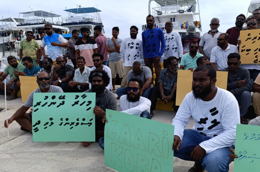 ފައިސާ ދޫކުރަން ފެށުމުން އައްޑޫ މަސްވެރިން މުޒާހަރާ ހުއްޓާލައިފި