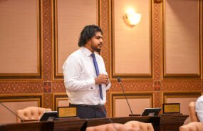 ފަނޑިޔާރުން މަދުކުރާ ބިލު ގާނޫނުއަސާސީއާ ހިލާފު: އަޒާން