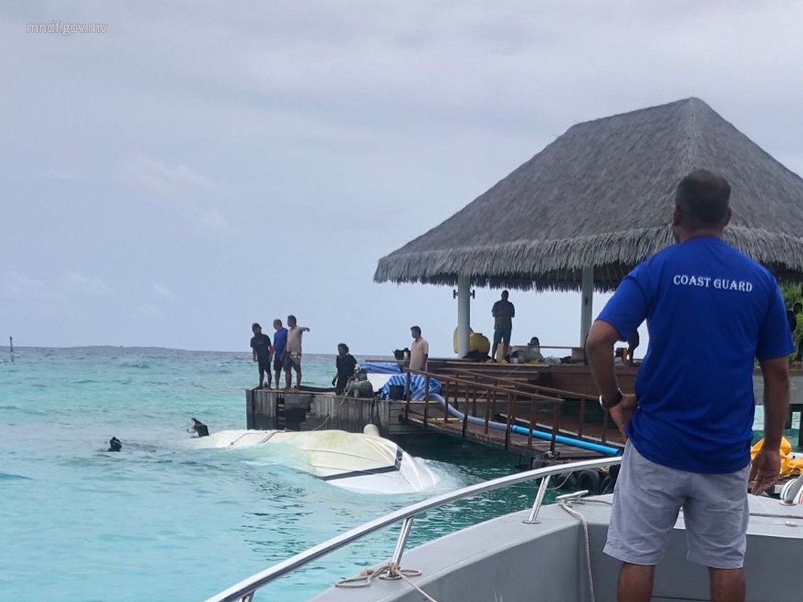 Speedboat with 30 people sinks near resort