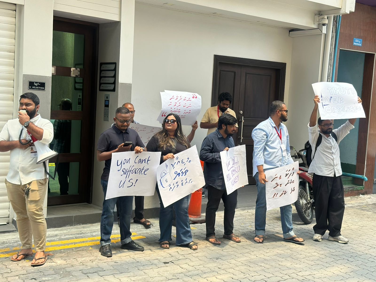 Journalists kicked out of Majlis meeting on media control bill