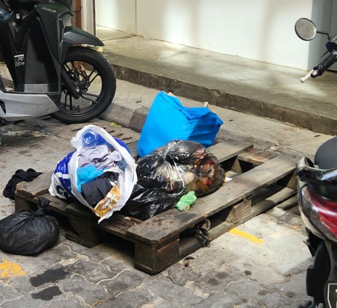 ވެމްކޯ މުވައްޒަފަކު ގެއެއްގެ ދޮރު މައްޗަށް ކުނި އަޅާ ވީޑިއޯއެއް 
