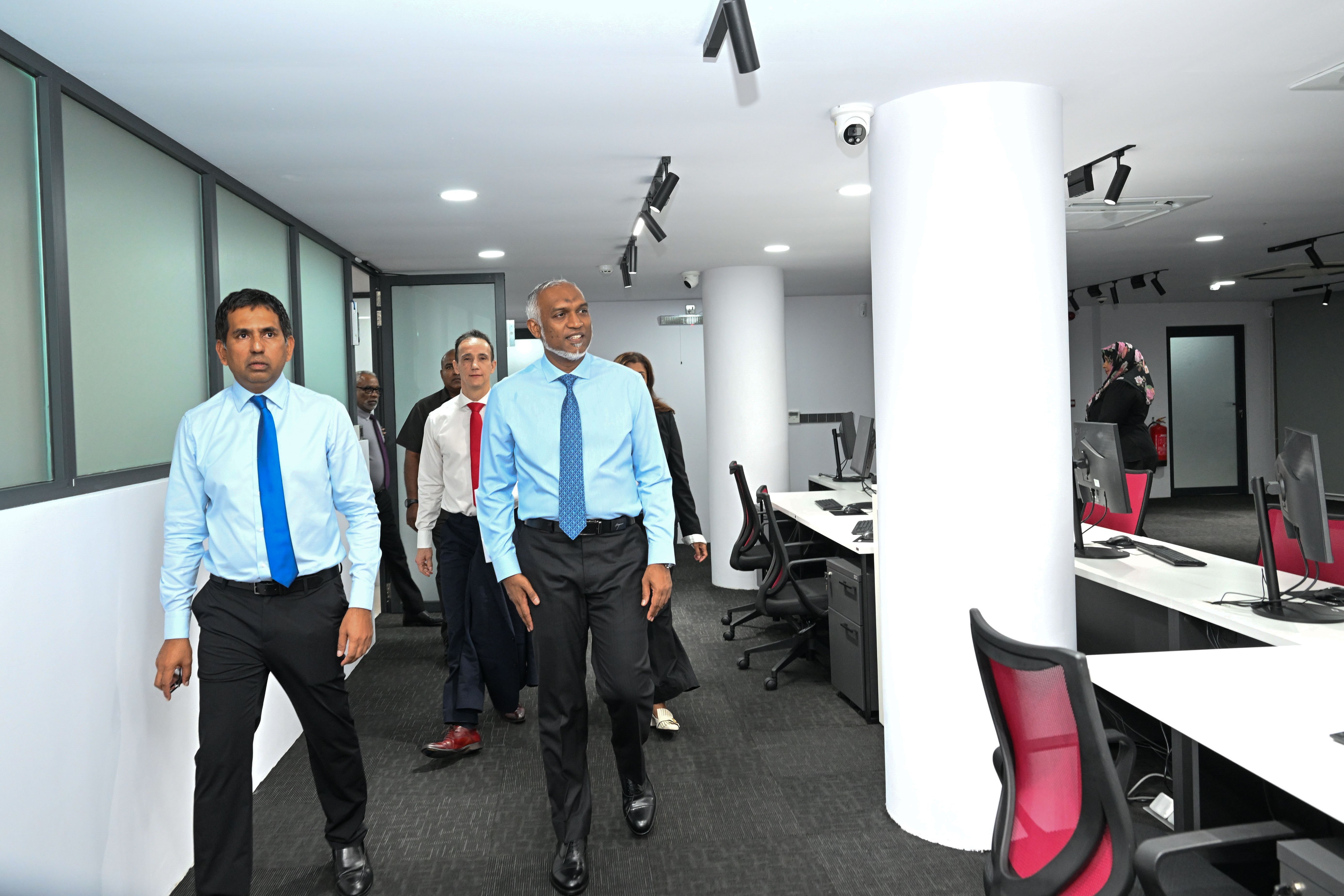 ޑިވެލޮޕްމަންޓު ބޭންކަށް ބޮޑު މުސާރައިގައި މުވައްޒަފުން ނަގަނީ