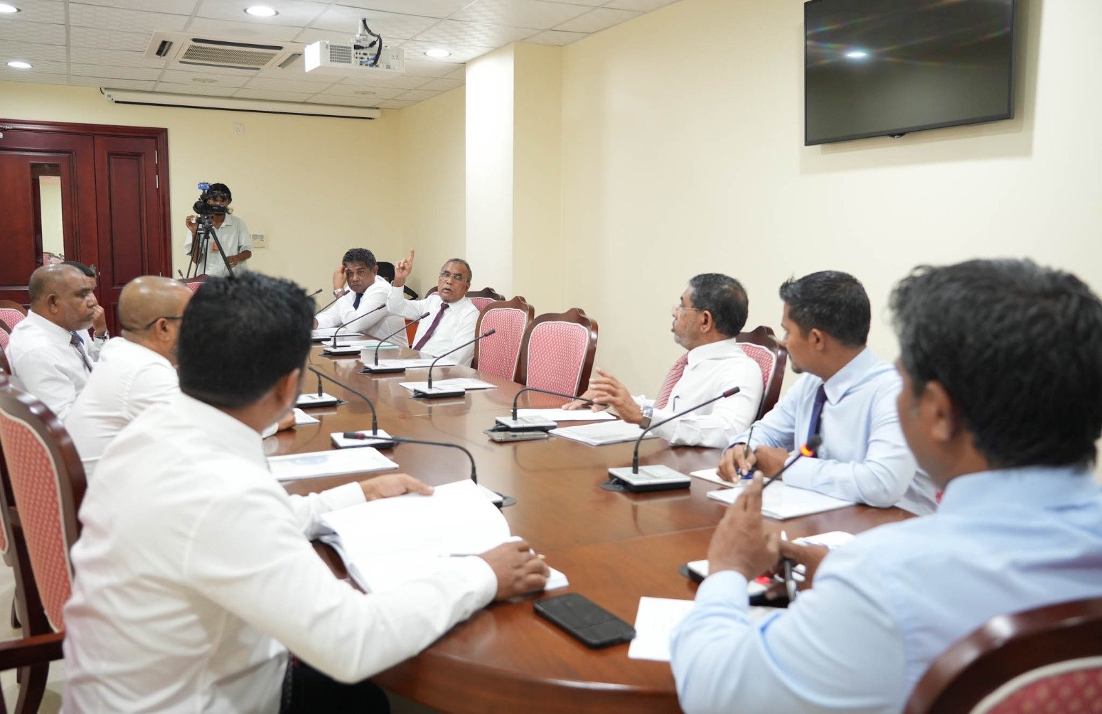 ޑިރެކްޓަރުންގެ ޝަރުތު ހަމަވޭތޯ ބަލަން ޕީސީބީ ހާޒިރުކުރަނީ