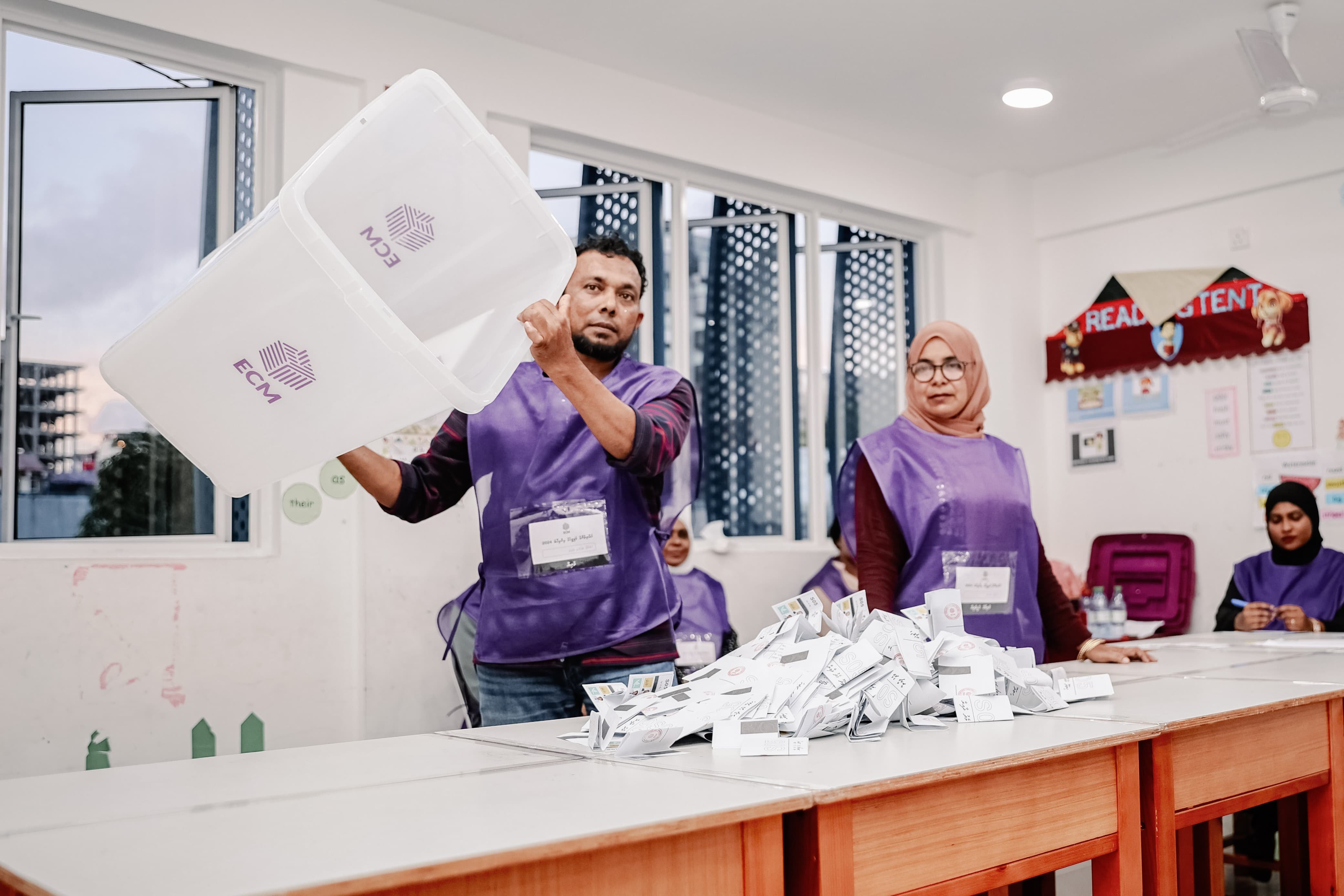 26،000 މީހުން ރީ-ރަޖިސްޓްރީކުރި، ބޭރުގައި ފޮއްޓެއް ނުބެހެއްޓޭ