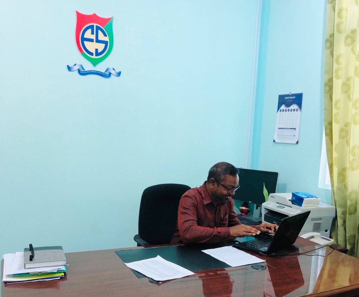 ލީޑިން ޓީޗަރުގެ ކުއްލި ވަކިވުމާއެކު ފީވަކު ހިތާމައެއްގައި