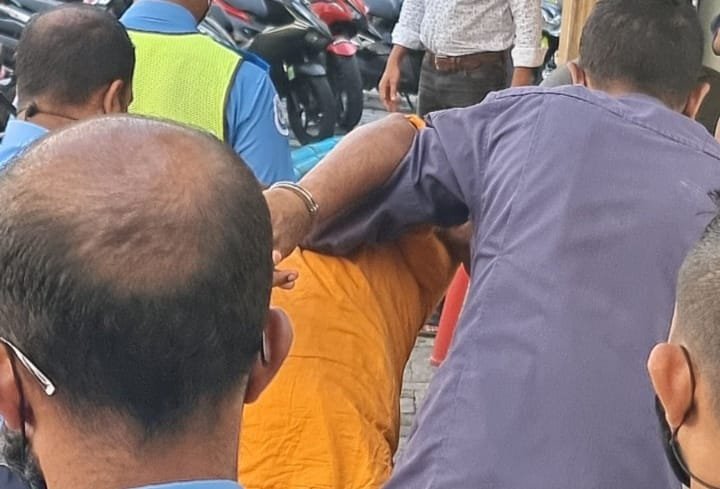 ފިރިހެން ކުއްޖަކާ ގަދަކަމުން ބެހެން އުޅެނިކޮށް ހުއްޓުވައިފި