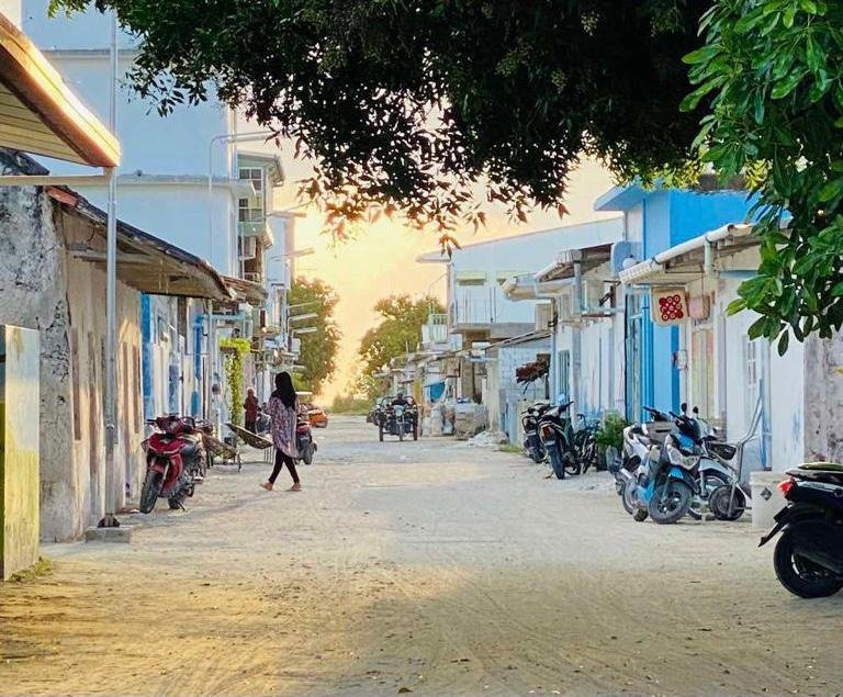 ތިން މަސް ފަހުން ބަންދުން ވީއްލި ނައިފަރަށް ހިތްހަމަޖެހުން