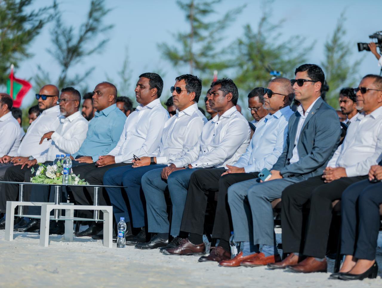 ބަންކަރިން ހިދުމަތް ފެށީ ލަފަޔާ ހިލާފަށް އީއައިއޭ ނުހަދާ