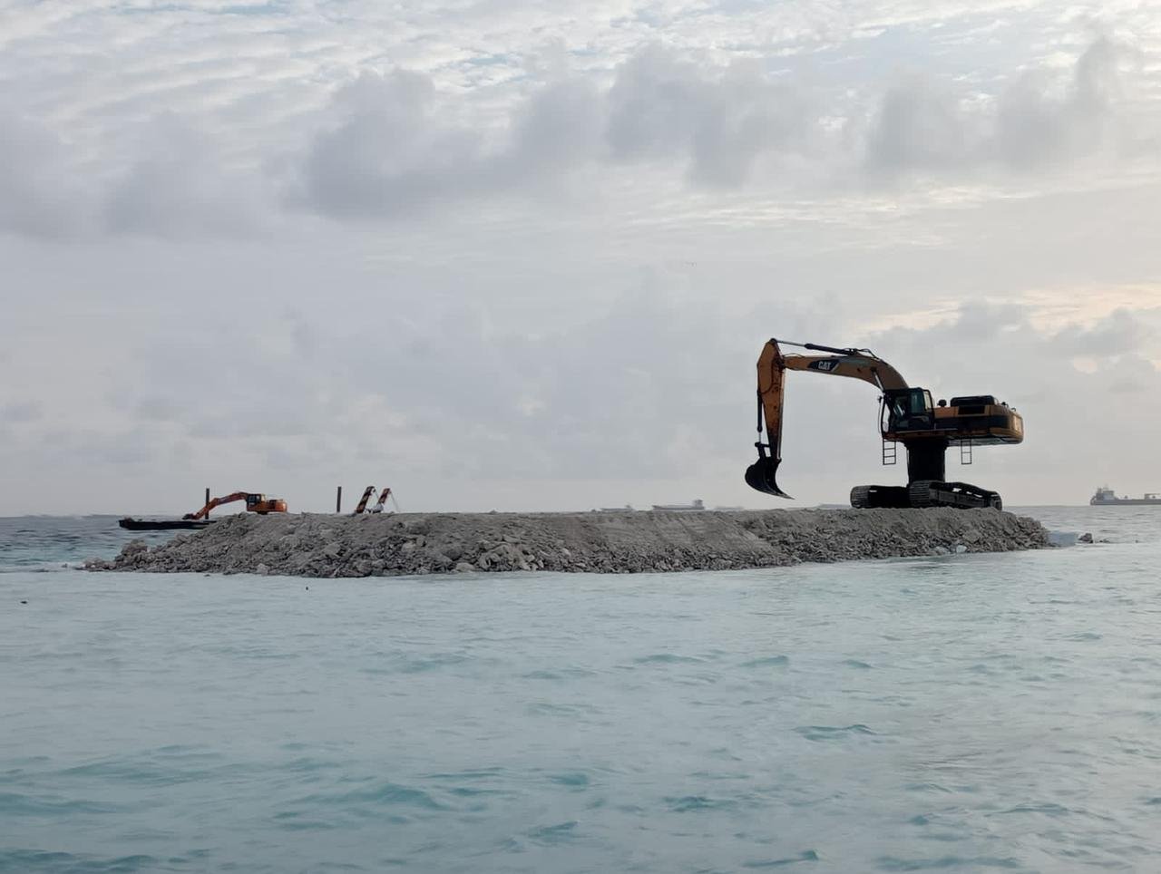 ދިޔަނެރު ފަރަށް އެރި ޓަގަކާއި ބާޖެއް 20 މިލިއަނުން ޖޫރިމަނާކޮށްފި