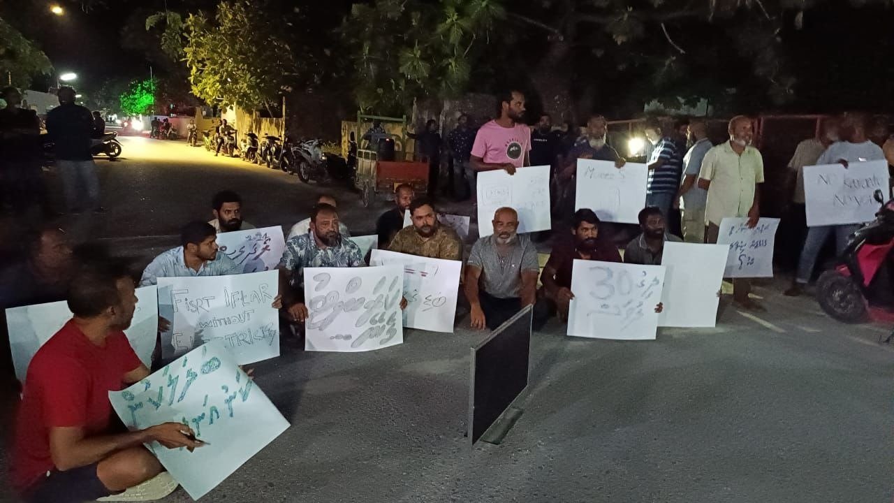 ކުޅުދުއްފުށިން ކަރަންޓު ކެނޑޭތީ މުޒާހަރާކުރަނީ