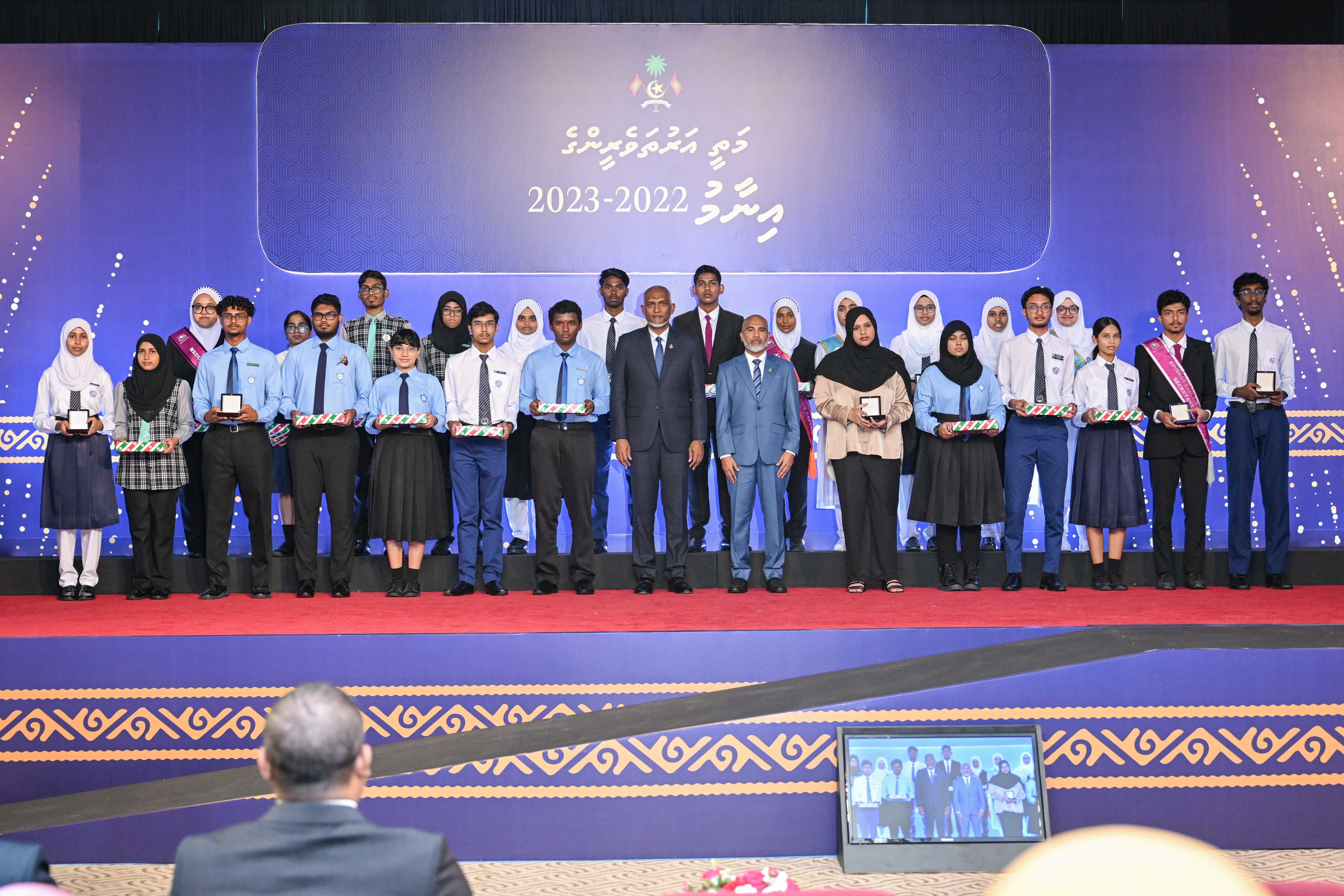 2023 އާއި 2024 ގެ އޯ ލެވެލް ޓޮޕް 10 އެވޯޑު ދެނީ