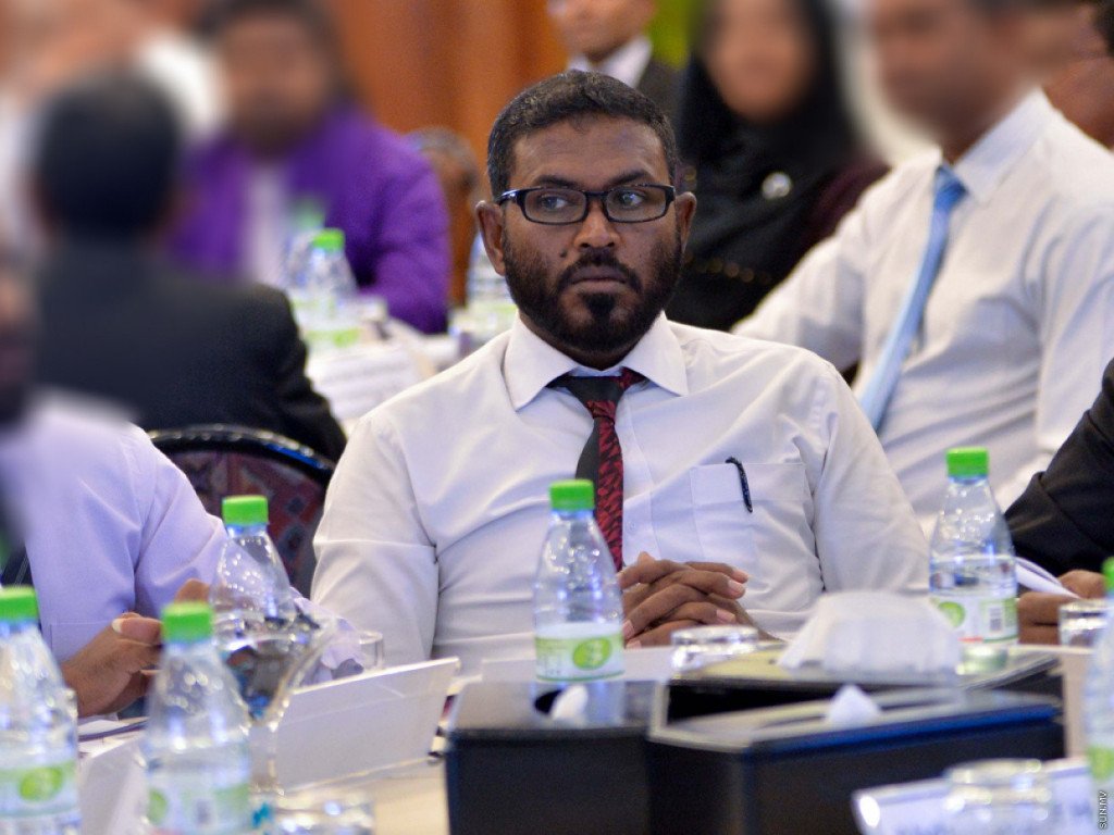 ދައުލަތާ ދެކޮޅަށް ކޯޓަށް ދިޔުމުން ރާގިބު މަގާމުން ވަކިކޮށްފި