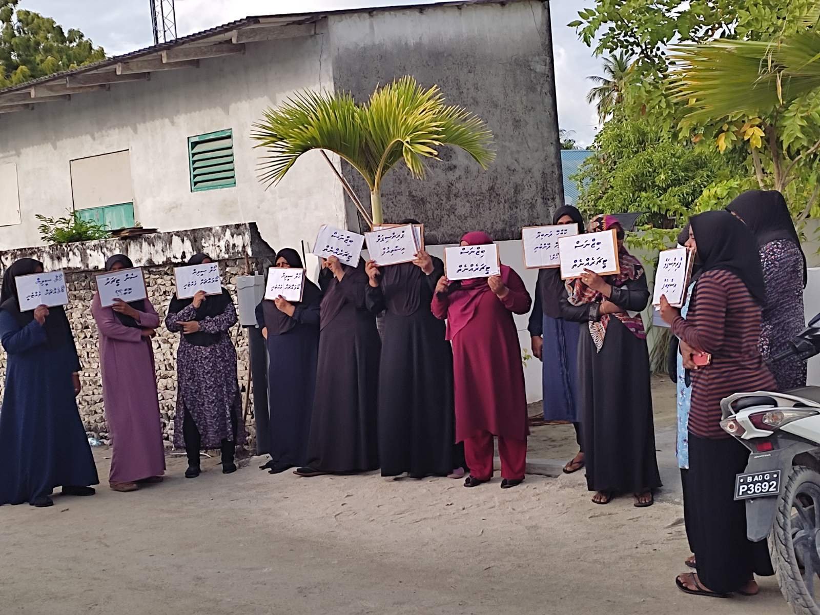 ޓީޗަރުން ހަމަނުވާތީ ބެލެނިވެރިން ގޮސް ދަނބިދޫ ސްކޫލް ބަންދުކޮށްފި