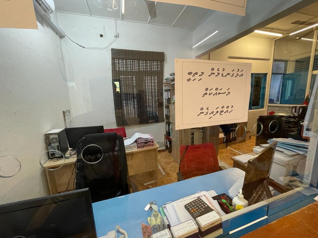 ބައެއް ކައުންސިލްތަކުގެ މުވައްޒަފުން މަސައްކަތް ހުއްޓާލައިފި