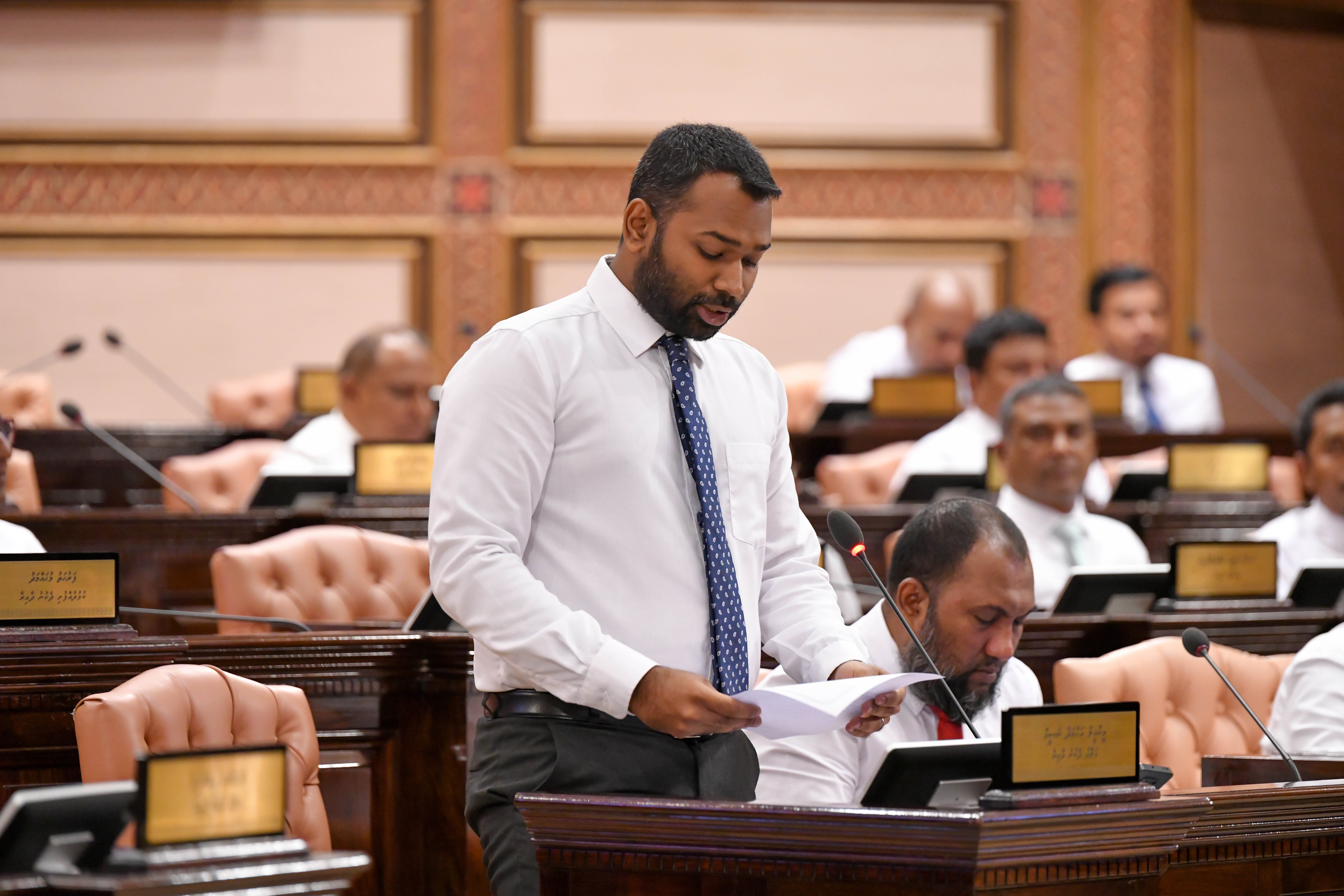 ވަގު ފޯމު މައްސަލައިގައި މިނިސްޓަރު އިހުސާންއާ ސުވާލު ކުރަނީ 