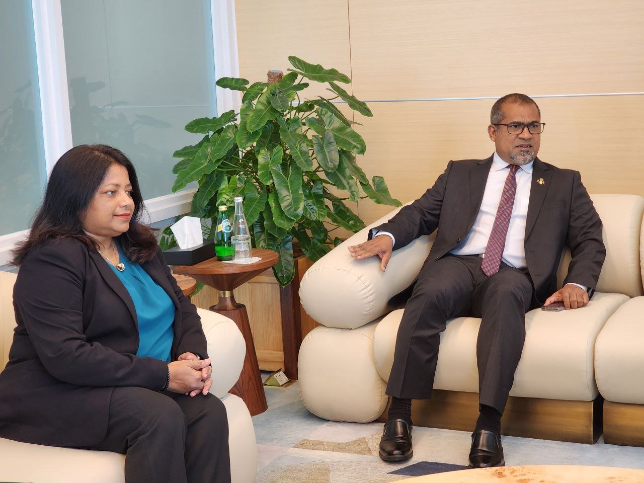 ރަސްމީ ދަތުރެއްގައި ފޮރިން މިނިސްޓަރު ހަލީލު އޮމާނަށް