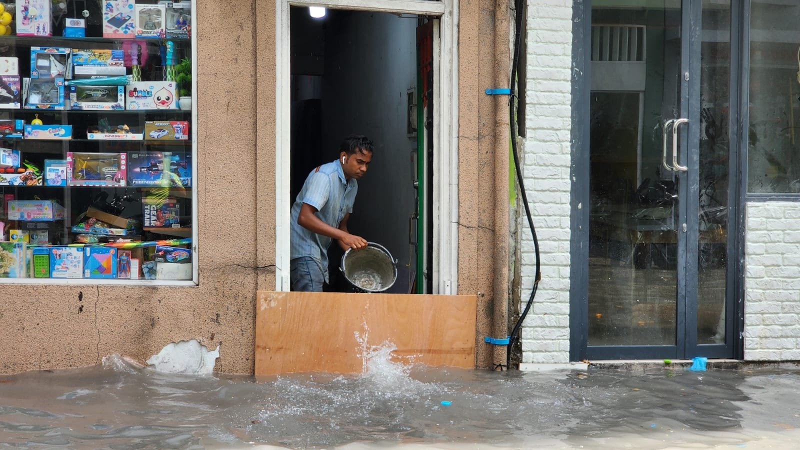 ވާރޭ ވެހި ފެންބޮޑުވުމުން ސިފައިން ނިކުމެ ފެން ހިންދަން ފަށައިފި 