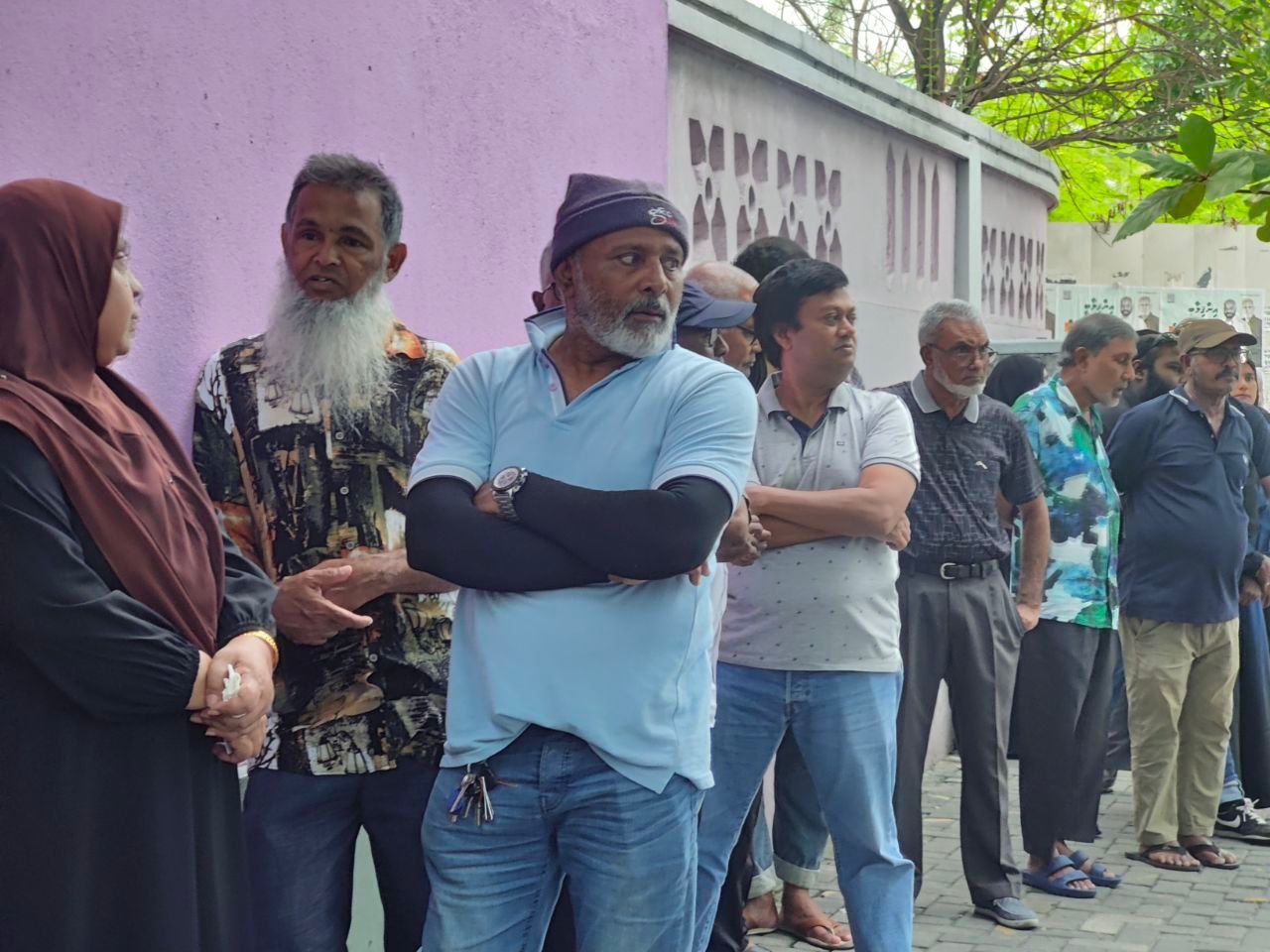 ކިއު ދިގީ މާލޭމީހުން ވޯޓުލާ ފޮށިތަކުގެ ކައިރީގައި