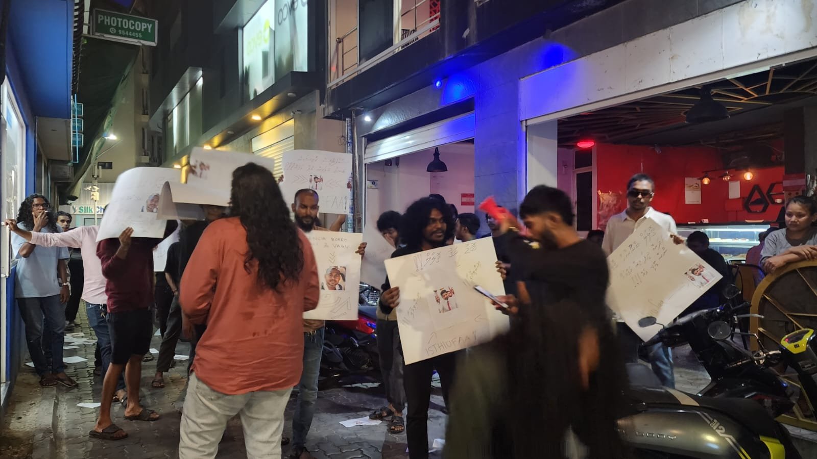 ސްޕޯޓްސް ކޮމިޝަނަރުގެ އިސްތިއުފާ އަށް ގޮވައި މުޒާހަރާކޮށްފި 