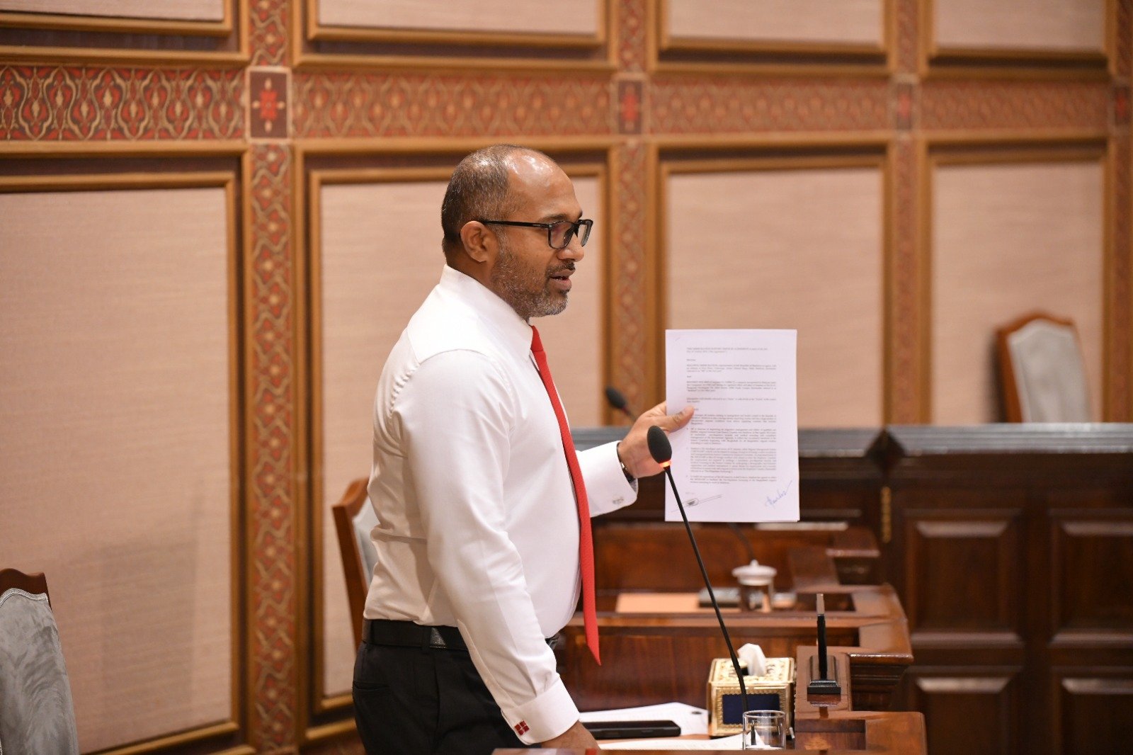 ހޯމް މިނިސްޓަރު އިހުސާނުގެ އިތުބާރު ނެތްކަމަށް ފާހެއް ނުވި