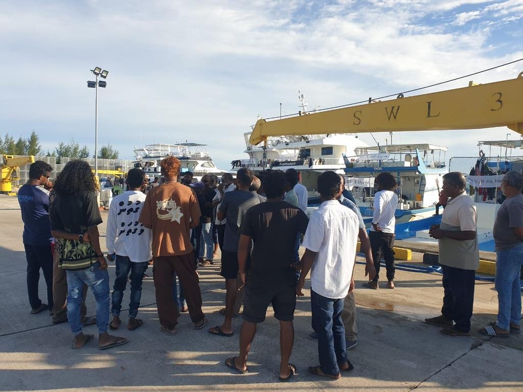 މަސްވެރިން އައްޑޫ ފެކްޓްރީގެ ކަރަންޓު ކަނޑާލާ ކެންޓީނުން ކައިފި