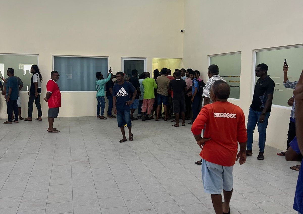 ފައިސާ ނުދޭތީ މަސްވެރިން ކޫއްޑޫގައި މުޒާހަރާ ކުރަނީ