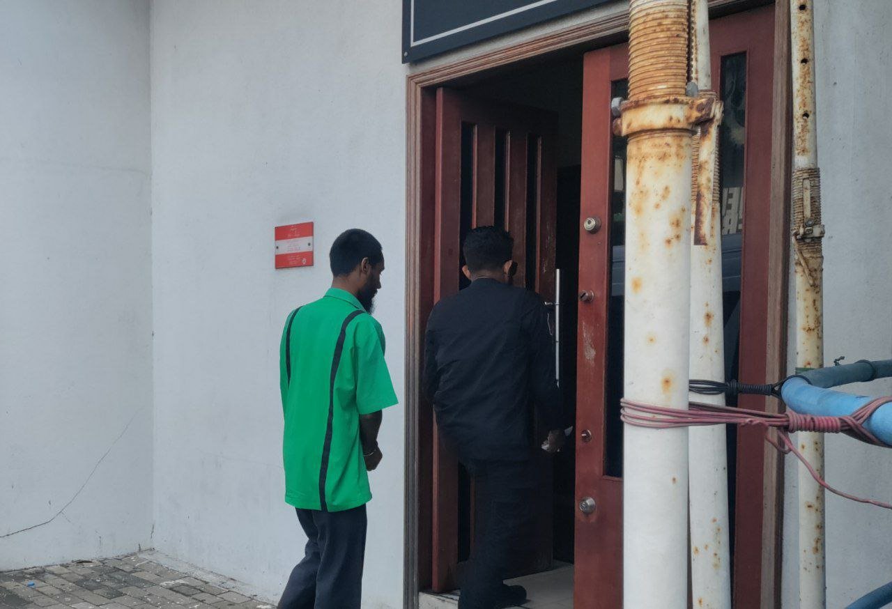ނައީމާ މަރުގެ ޝަރީއަތް ފަށައިފި: ތިން މީހުން އައީ ވަކީލުންނާ އެކު