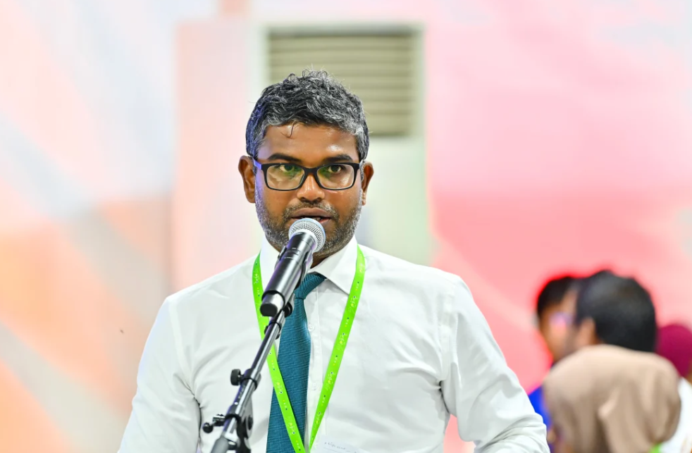 ވ. އަތޮޅު ކައުންސިލުގެ ރައީސް ޝުޖާއު އަލީ: ލާމަރުކަޒީ ގާނޫނާ ހިލާފަށް ބޮޑުފިނޮޅު ވިއްކާލުމަކީ ލިބުނު ގެއްލުމެއް ކަމަށް ވިދާޅުވި -- ފޮޓޯ: ރައީސް އޮފީސް