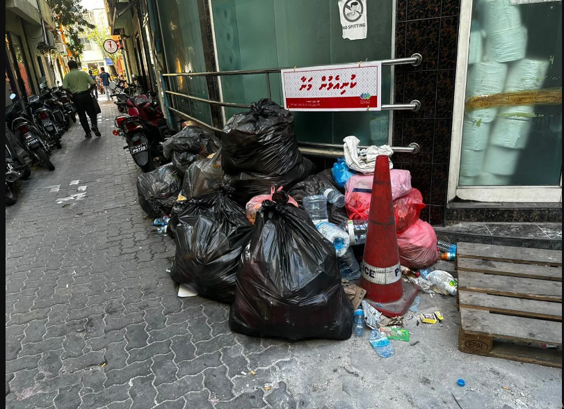 މާލޭގެ މަގުތަކަށް ކުނިއަޅާ މީހުންނަށް ހަރުކަށި ފިޔަވަޅު އަޅަނީ