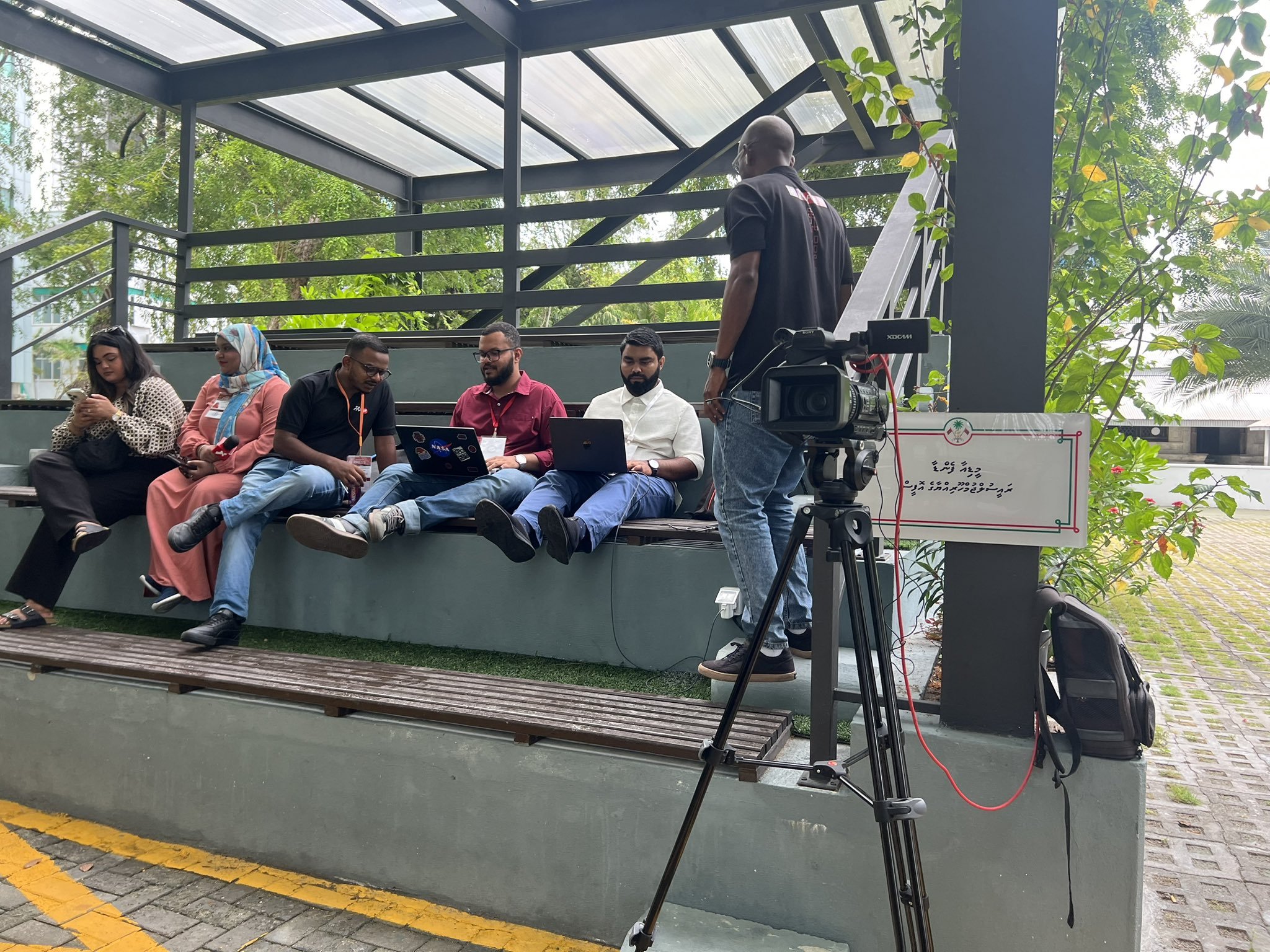 މިއަދު ނޫސްވެރިން މަސައްކަތްކުރަނީ ރައީސް އޮފީސް ދޮރުމަތީގައި
