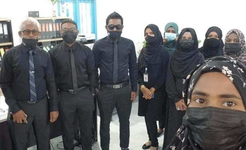 ސިވިލް ސާވެންޓުން ކަޅު ހެދުމުގައި ހިމޭން އިހުތިޖާޖަކަށް