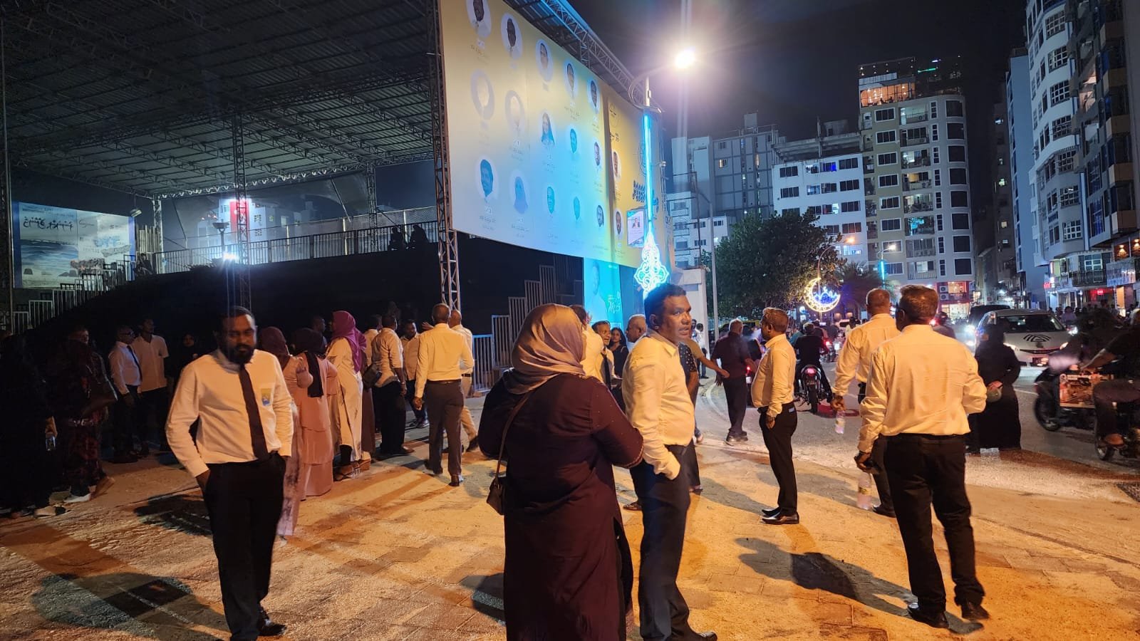 ޣިޔާސުއްދީންގައި ޖަލްސާ ބޭއްވިޔަ ނުދިނުުމުން ޕީއެންގެ މެންބަރުން ރާޅުގަނޑު ސަރަހައްދަށް ޖަމާވެފައި -- ފޮޓޯ: އަދަދު