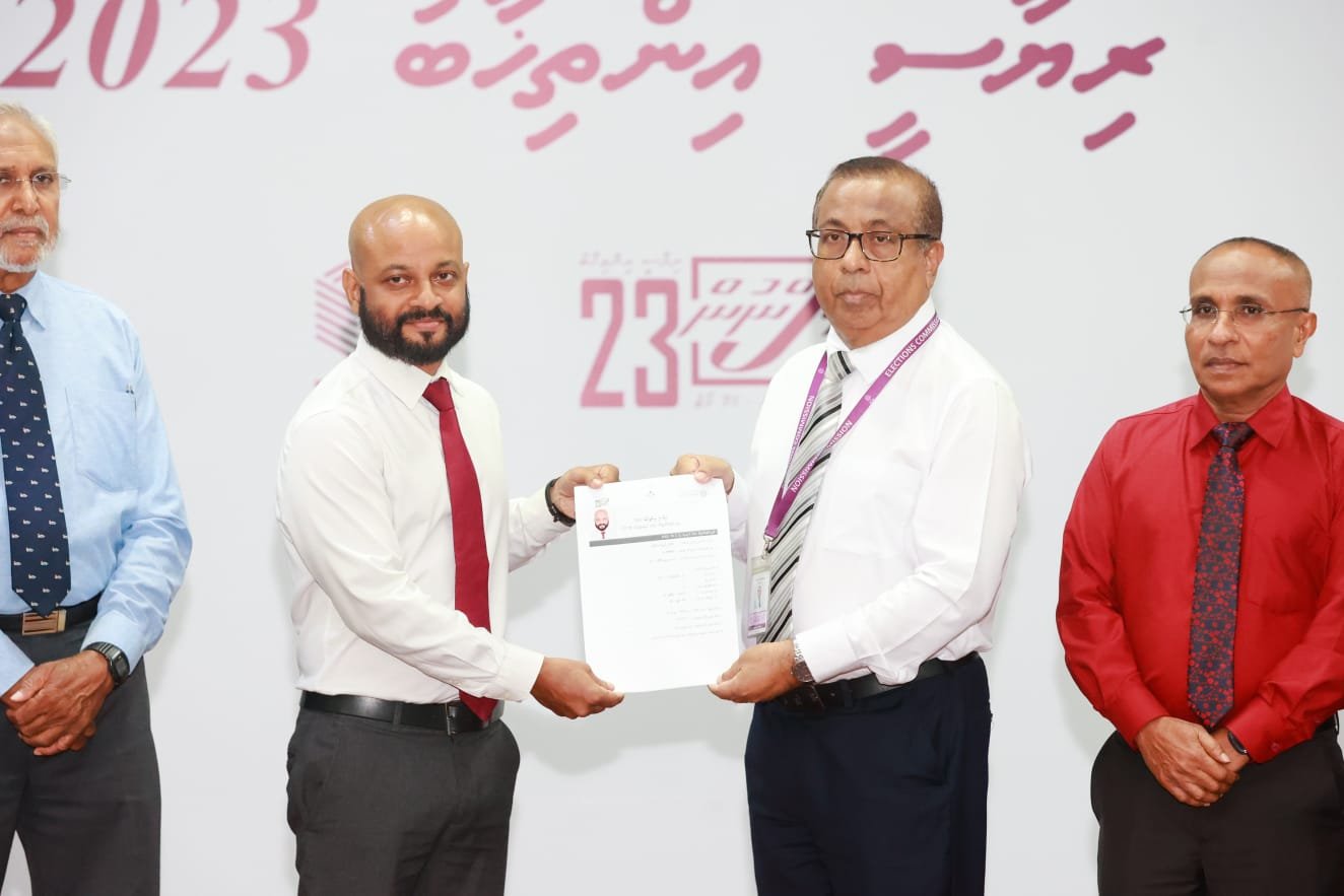 Faris submits candidacy with over 2600 signatures 
