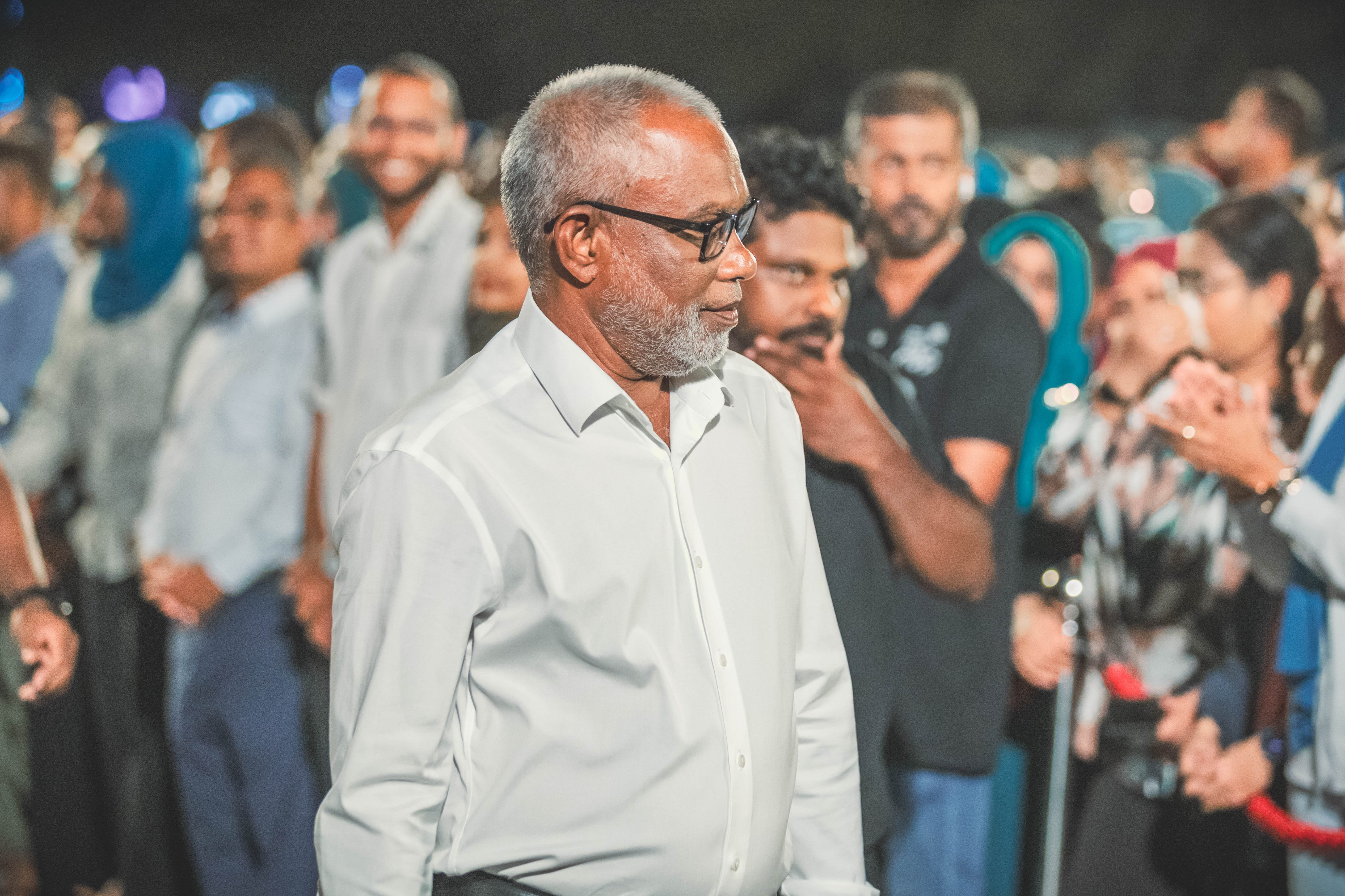 "ސަރުކާރުގެ ސިޔާސަތު ގަބޫލުކުރާ މީހުންނަށް ވަޒީފާ ދޭންޖެހޭ"