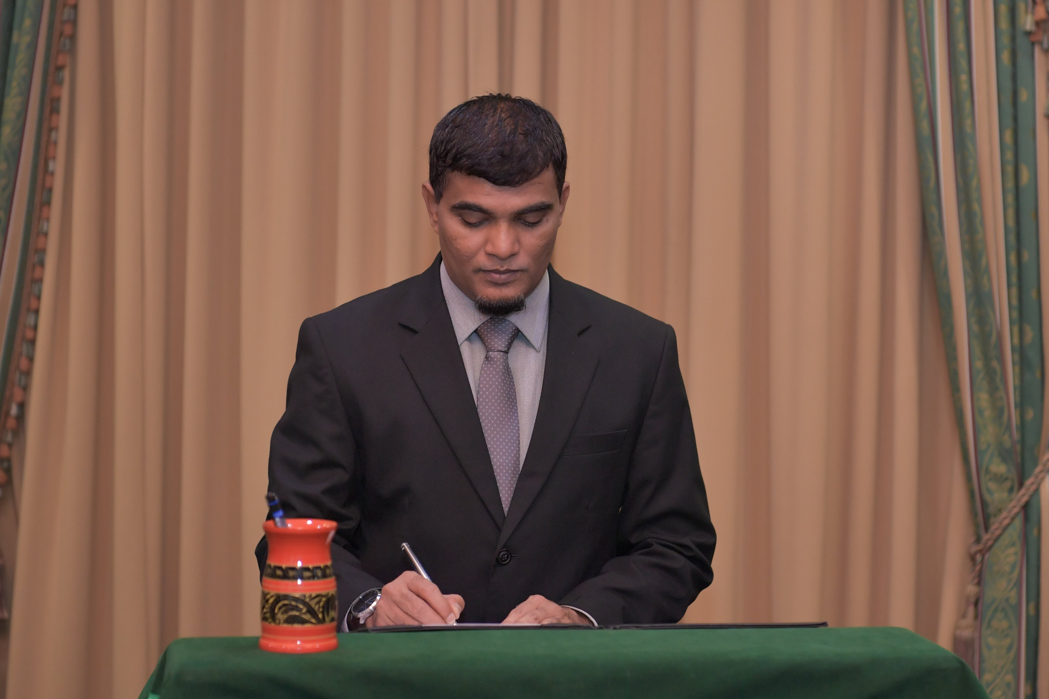 މުސްކުޅިކޮށް ވަޒީފާއިން ވަކިކުރި މީހަކަށް އަލުން ވަޒީފާ 