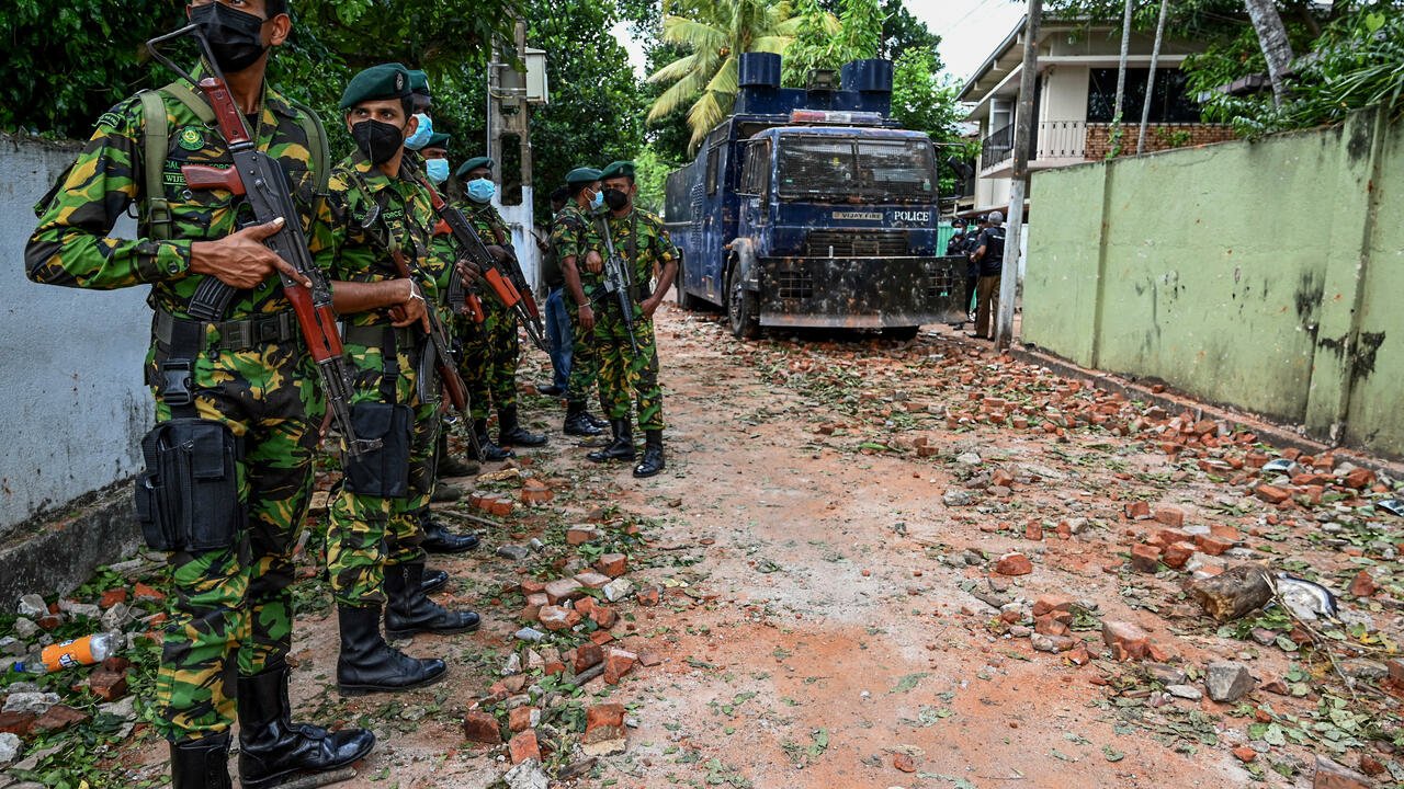 ލަންކާގެ އެކި ހިސާބުތަކުގައި ހަތިޔާރާ އެކު ސިފައިން ފޯރިމަރަނީ