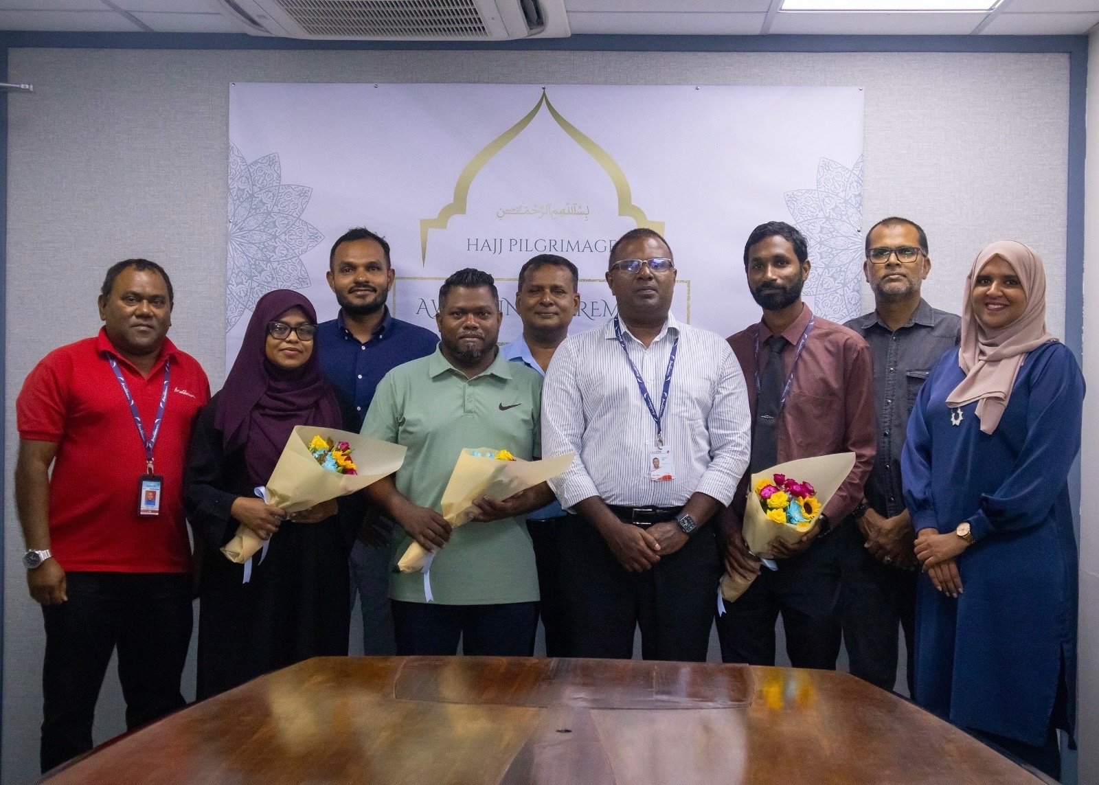 މޯލްޑިވިއަންއިން ހައްޖަށް ފޮނުވާ ތިން މުވައްޒަފުންނާ ލިޔުން ހަވާލުކުރުން -- ފޮޓޯ: މޯލްޑިވިއަން