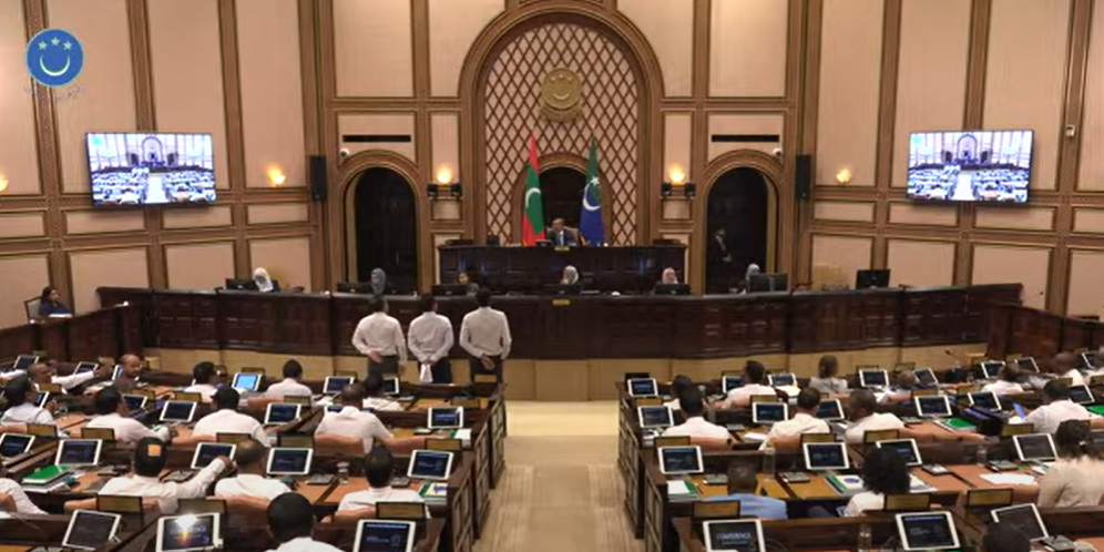 އޭޖީ ވަަޑައިގެންނެވުމުން އިދިކޮޅު މެމްބަރުން ފެށީ ޒުވާބެއް!