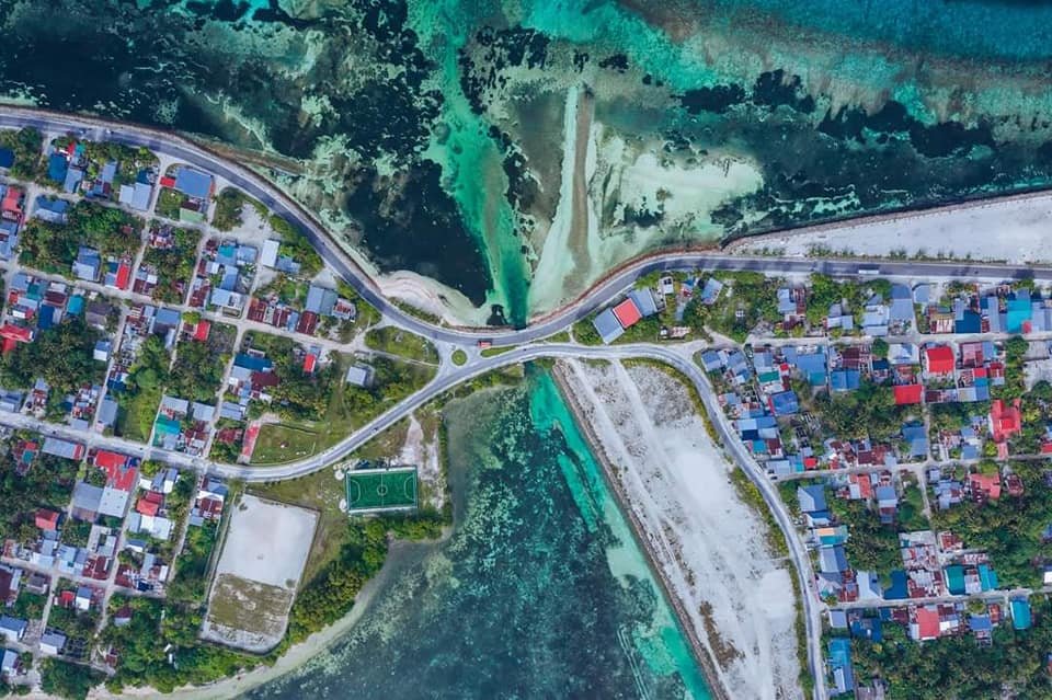 އައްޑޫން ވެސް ޝަރުތު ހަމަވާ އެއްމެނަށް ގޯތި ދެނީ