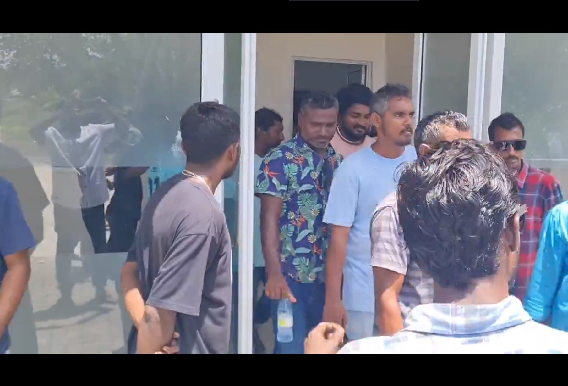 މަސްވެރިންގެ މުޒާހަރާ ކުރިއަށް، ކޫއްޑޫގެ އޮޕަރޭޝަން ހުއްޓިފައި