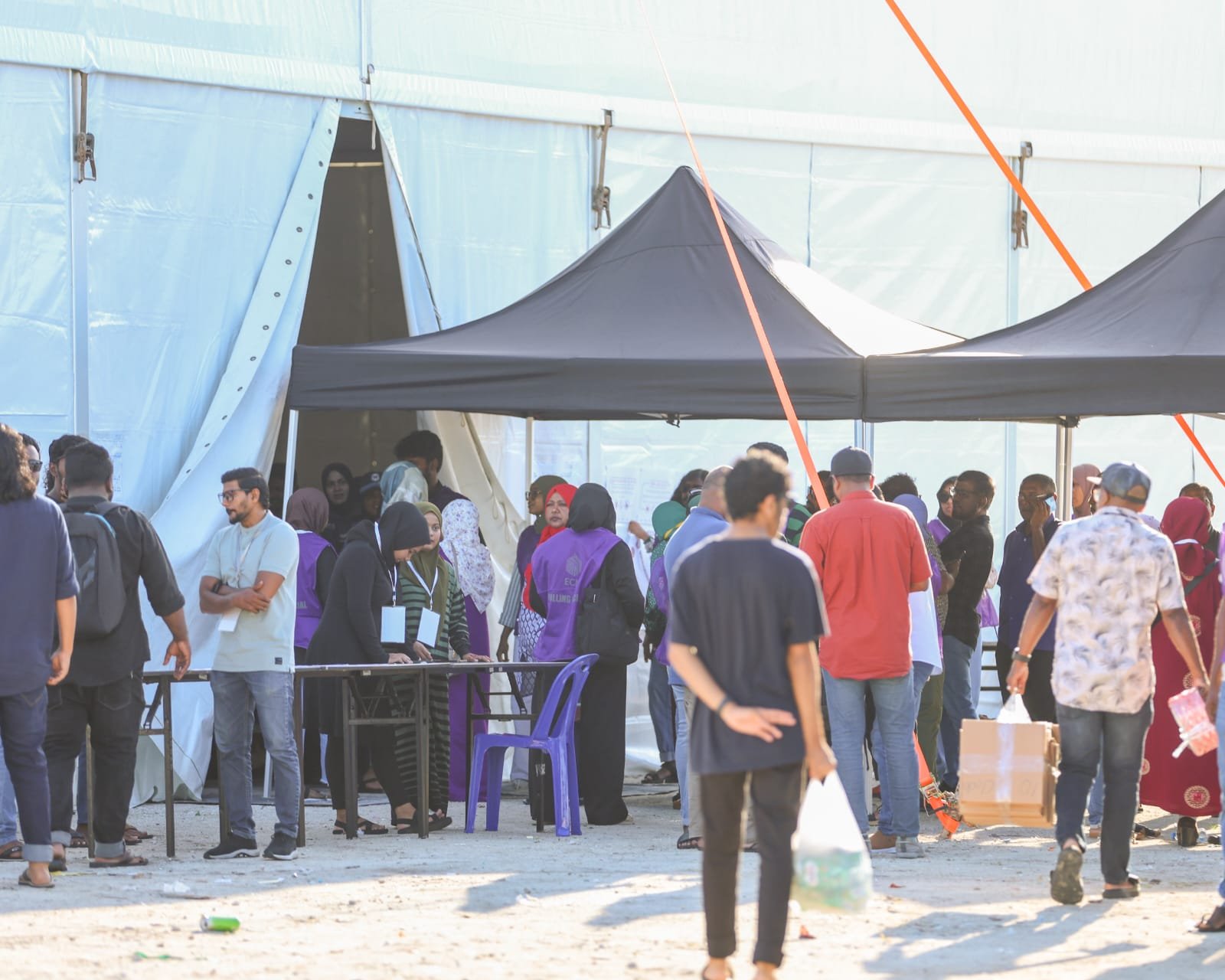 ވޯޓުލުން ކުރިއަށް ދަނީ އޮމާންކޮށް، ބޮޑު ޝަކުވާއެއް ނެތް