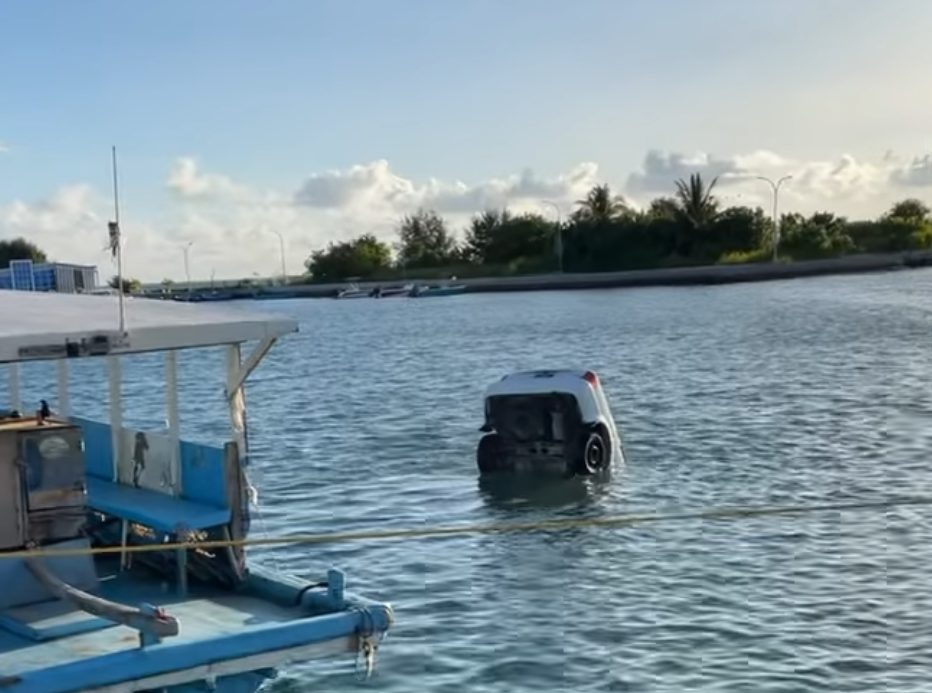 ފޮނަދޫގައި ދޯންޏަކަށް ކާރެއް އަރުވަނިކޮށް މޫދަށް ވެއްޓިއްޖެ 