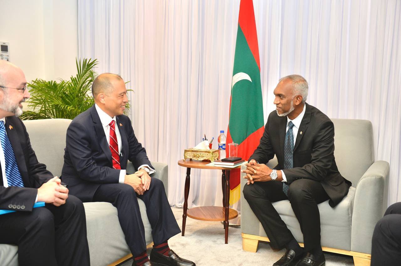 ސިޑްސްގައި ބައިވެރިވި ދިވެހި ވަފުދާއެކު އެމެރިކާ ސަފީރު