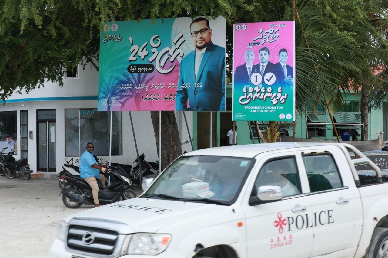 ވިލިނގިލީގައި ރައީސްގެ ފޮޓޯ ޖަހައިގެން ދެ ކެންޑިޑޭޓުން